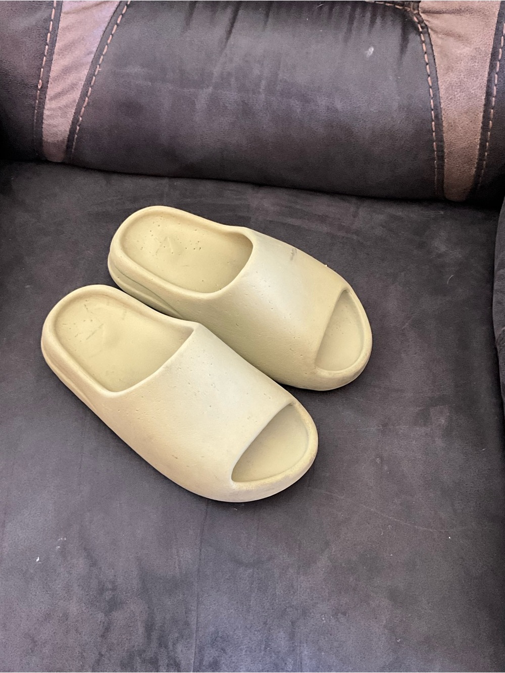 Kids Yeezys slides
